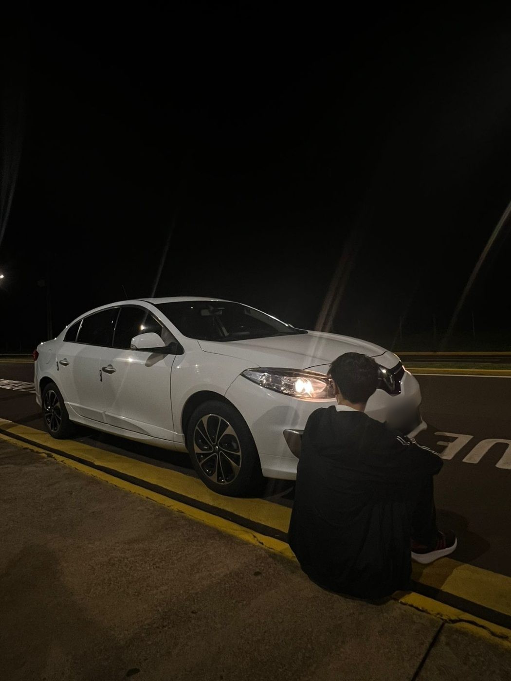 Fluence GT Line branco à noite