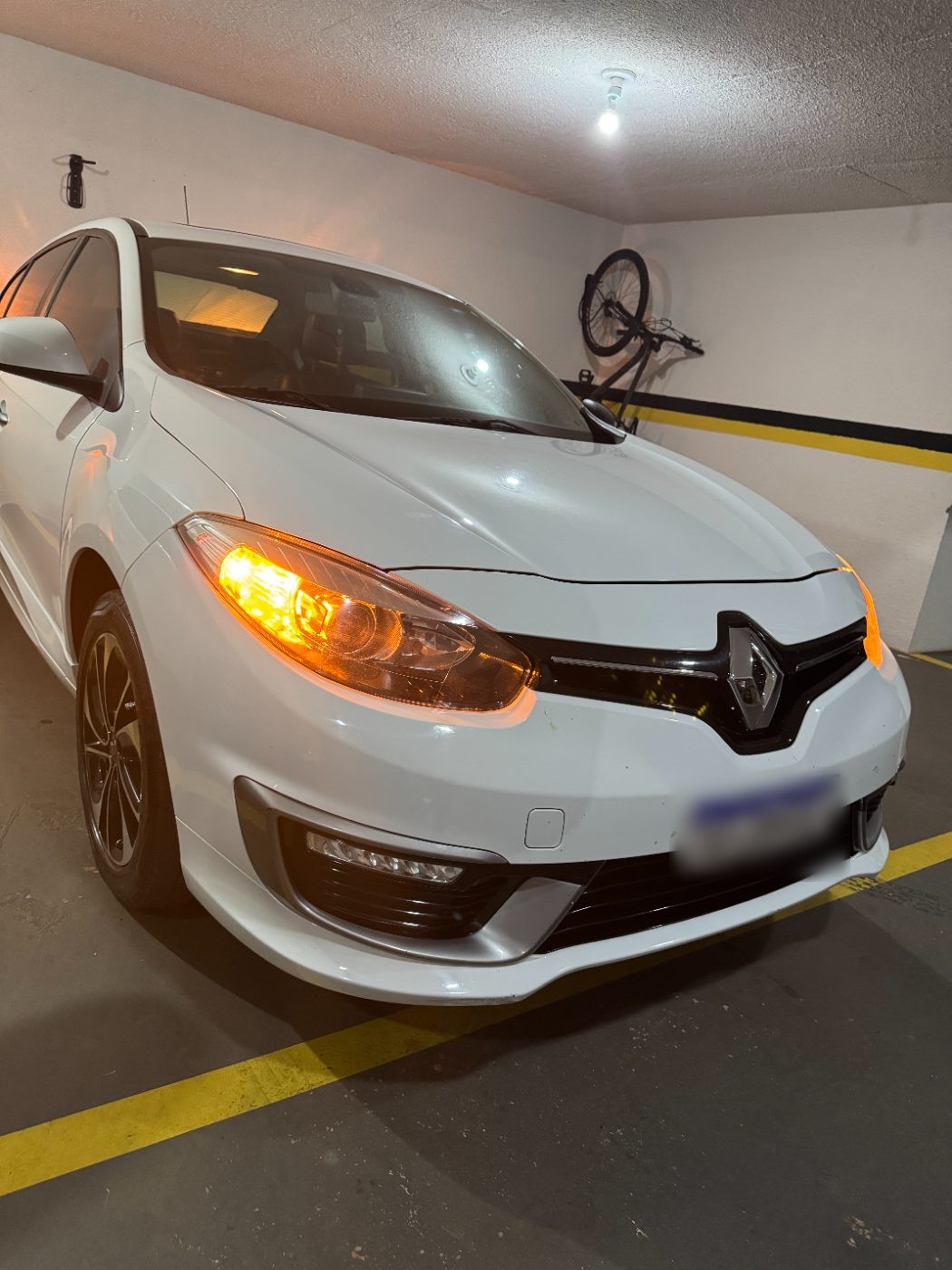 Frente do Fluence na garagem