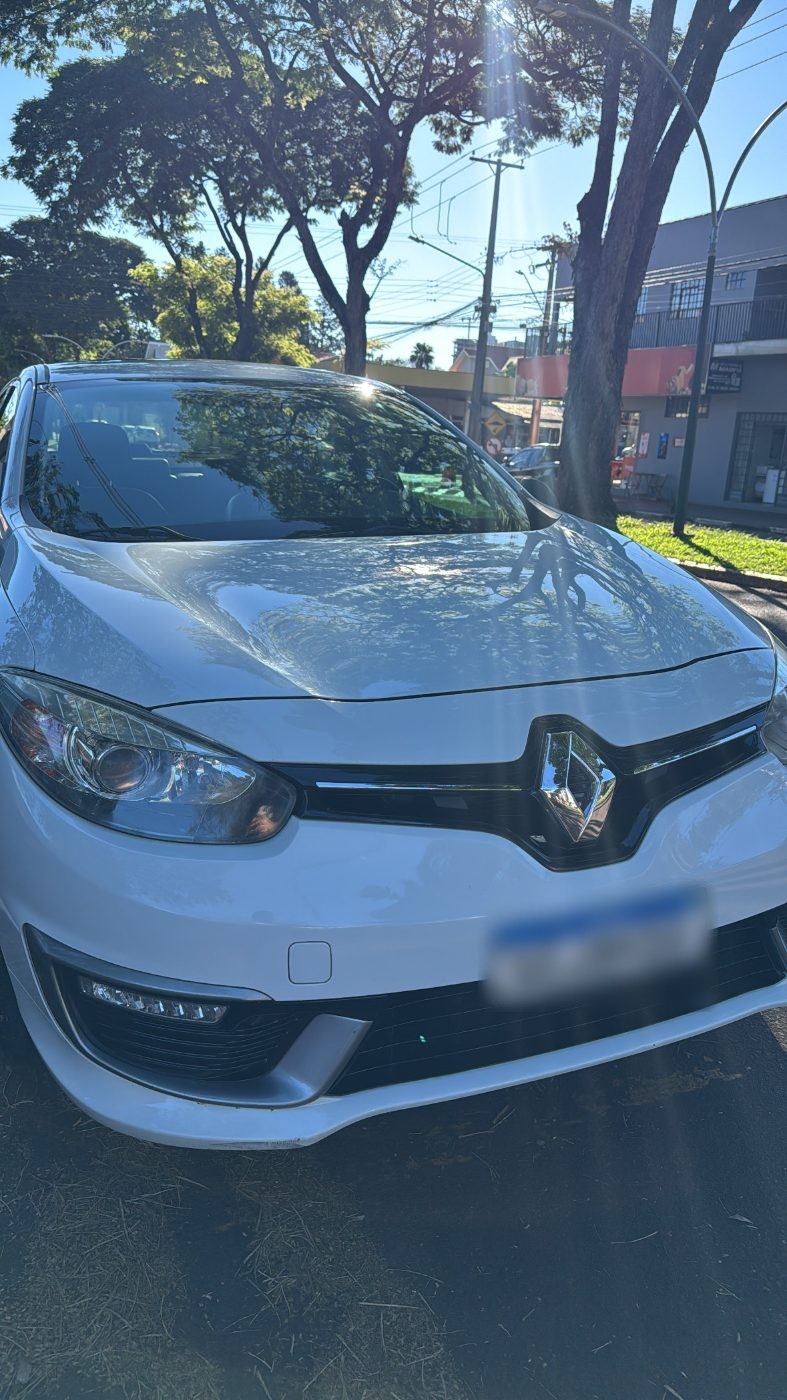 Frente do Fluence branco estacionado sob o sol
